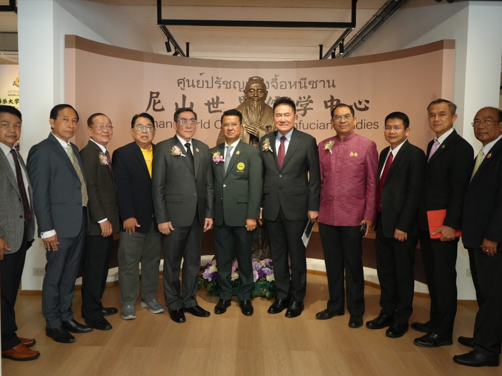 ท่ามกลางการเปลี่ยนแปลงวิกฤตการณ์ทางการเมืองที่ส่งผลต่อความเชื่อมั่นของประชาชน หลังจากนี้รัฐบาลจะทำอย่างไรเพื่อหาทางออกให้กับประเทศไทย... ♦️เมื่อวันที่ 22 มิถุนายน 2568 หลักสูตรปรัชญาดุษฎีบัณฑิต และหลักสูตรศิลปศาสตรมหาบัณฑิต สาขาวิชาการจัดการองค์การยุคใหม่ และสาขาวิชาการบริหารการค้าและการเมืองอย่างยั่งยืนในโลกยุคใหม่ ณ สถานที่มหาวิทยาลัยเกริก ♦️ โดย ผศ.ดร.ธนชาติ ประทุมสวัสดิ์ ประธานคณะกรรมการบริหารหลักสูตรฯ ได้จัดงาน สัมมนาทางวิชาการในหัวข้อ "ทางออกประเทศไทยกับเสถียรภาพรัฐบาลบนฐานเสียงที่ปริ่มน้ำ" 🟠โดยมีวิทยากรผู้ทรงคุณวุฒิด้านการเมือง ผู้ช่วยศาสตราจารย์พิเศษ ดร.วราวุธ ตีรนันทน์ (สมาชิกวุฒิสภา) 🟠วิทยากรผู้ทรงคุณวุฒิด้านความมั่นคง พล.ต.ต.วิชัย สังข์ประไพ 🟠วิทยากรผู้ทรงคุณวุฒิด้านประวัติศาสตร์เปรียบเทียบ ดร.สมศักดิ์ ผู่เจริญ โดย การสัมมนาทางวิชาการครั้งนี้ ได้มี การให้ข้อคิดเห็นถึงทางออก ของรัฐบาล 3ประการ คือ 1.ลาออก 2. ปรับครม. และ3.ยุบสภา ซึ่งแนวทางที่เห็นว่า เป็นไปได้ ในขณะนี้คือการปรับครม. ซึ่ง ประเด็น ❗สำคัญ นั้นจะต้องดึงความเชื่อมั่นของประชาชนให้กลับมาใน 3 มิติด้วยกัน 1. ด้านความมั่นคง ซึ่งผู้ที่จะมาทำหน้าที่ ในความมั่นคง ควรมีความ เกี่ยวข้อง เชื่อมโยง กับกองทัพ 2. ความเชื่อมั่นทางด้านเศรษฐกิจ ที่ประเทศไทยประสบมานาน ต้องมี ผู้ที่มีความรู้ความเชี่ยวชาญ โดยตรง มาแก้ไขปัญหา 3. ความเชื่อมั่น ต่ออธิปไตยของประเทศ ที่รัฐบาล ต้องประกาศจุดยืนให้ชัดเจน ซึ่งทั้งหมดนี้จะนำมาซึ่งความเชื่อมั่นของประชาชนในประเทศและทำให้รัฐบาลไปต่อได้ อย่างไรก็ดี ข้อมูลต่างๆจากการสัมมนาในครั้งนี้จะได้มีการนำเสนอต่อ ฝ่ายบริหาร และทุกฝ่าย ที่มีความเกี่ยวข้อง เพื่อ สะท้อน ถึงการแก้ปัญหาและทางออกของประเทศไทยต่อไป ❕ บทสรุปของวิทยากร พล.ต.ต วิชัย สังข์ประไพ. สรุปว่าไม่รัฐประหารเพราะปัจจัยไม่พอ ถ้ามี ผู้นำคนให่มต่างประเทศไม่ยอมรับ และ แนะให้ นายก ๆหา รมต กลาโหมที่เป็นทหารเพราะจะทำให้ไม่เหตุรัฐประหารได้ ❕ผศ.ดร.วราวุธ ตรีระนันท์ ว่าเสียงปริ่มของรัฐบาลให่มสามารถบริหารประเทศต่อไปได้ ❕ดร.สมศักดิ์ ผู่เจริญ ว่าผู้นำควรมีจริยธรรมมากกว่าและมีภาวะผู้นำมากขึ้น ❕ผศ.ดร.ธนชาติ ประทุมสวัสดิ์ ผู้ดำเนินรายการสรุป ทางของประเทศไทยกับเสถียรภาพรัฐบาลบนฐานเสียงที่ปริ่มน้ำ -สร้างความเชื่อมั่นด้านความมั่นคง เร่งฟื้นฟูเศรษฐกิจส่งเสริม ความสามัคคีคนในชาติ ช่วยส่งเสริมการท่องเที่ยวและการลงทุนของต่างชาติ..สุดท้ายคืนอำนาจให้กับประชาชนในการเลือกตั้งให่ม ทั้งมีระยะเวลาน่าจะ6เดือน (สำนักงานโครงการหลักสูตรปรัชญาดุษฎีบัณฑิต และหลักสูตรศิลปศาสตรบัณฑิต อาคาร 3 ชั้น2 MOM)
